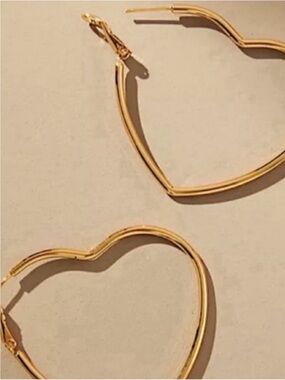 New! Classic Gold Heart Hoop Earrings (1002) NWOT